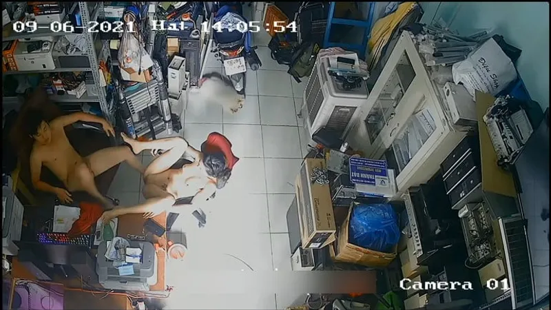 Cô vợ anh xã nắc nhau trong của hàng máy tính